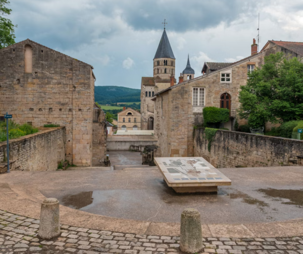 Abbaye de Cluny billetterie visite touristique monument-national mon- cse-by-ce-multi-entreprises avantage salarié réduction économie pouvoir d’achat